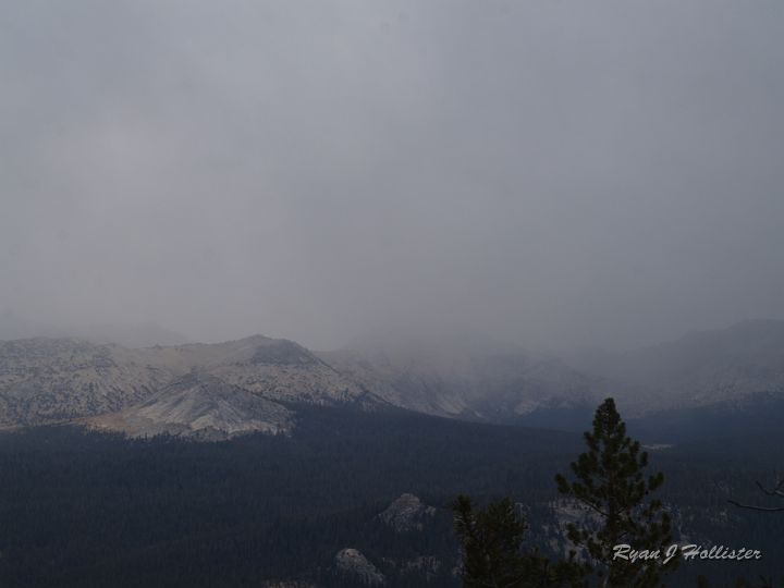 20090929_wildlink_0019.JPG - Off in the distance... a snow flurry tries to deposit its load on the warm ground.