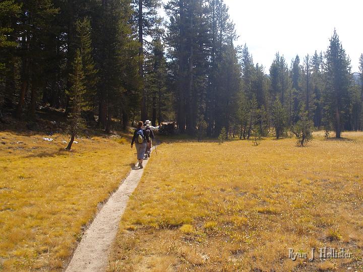 20090919_kuna_lake_0391.JPG - The star of ths hike is well-defined but hard to photograph while walking into the sun.