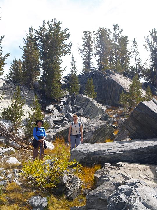20090919_kuna_lake_0407.JPG - My mom & Laura take a breather amongst the Jurassic-aged meta-volcanic rocks.  Asthma at 10,000 feet can be a tricky bugger.