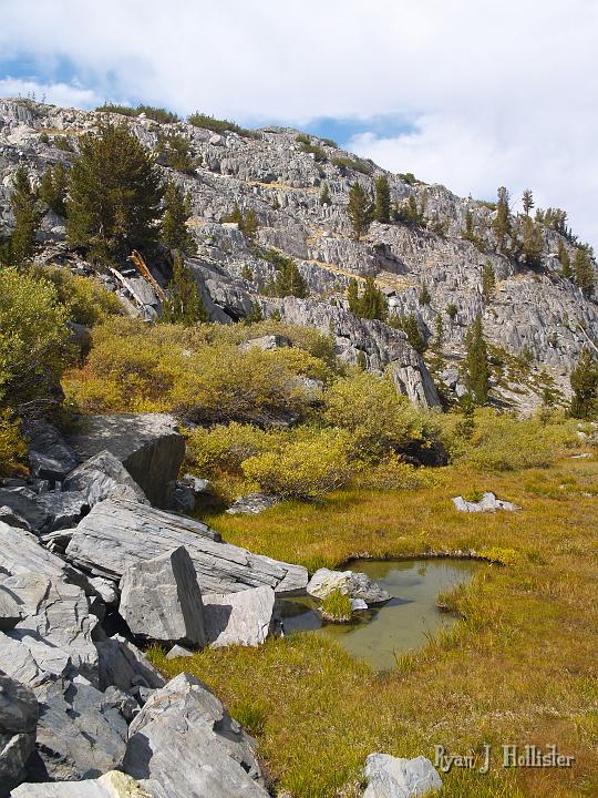 20090919_kuna_lake_0409.JPG - Fall foliage was starting to shw itself in the waning days of summer.  Note the Jurassic-aged metavolcanic rocks in this photo.  They stretch north to the area near Saddle Bag Lake and Steelhead Lake in a very thin sliver.