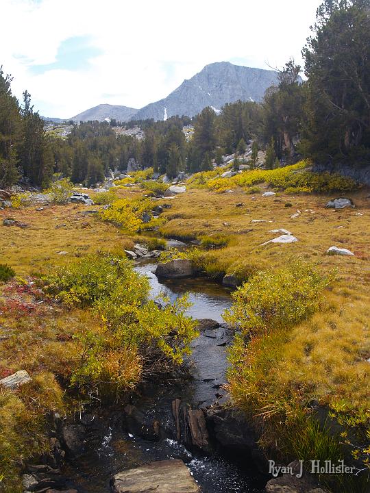 20090919_kuna_lake_0411.JPG - This is the outlet stream of Kuna Lake which is unnamed on topo maps, which is surprising to me.  Kuna Crest lies in the background.