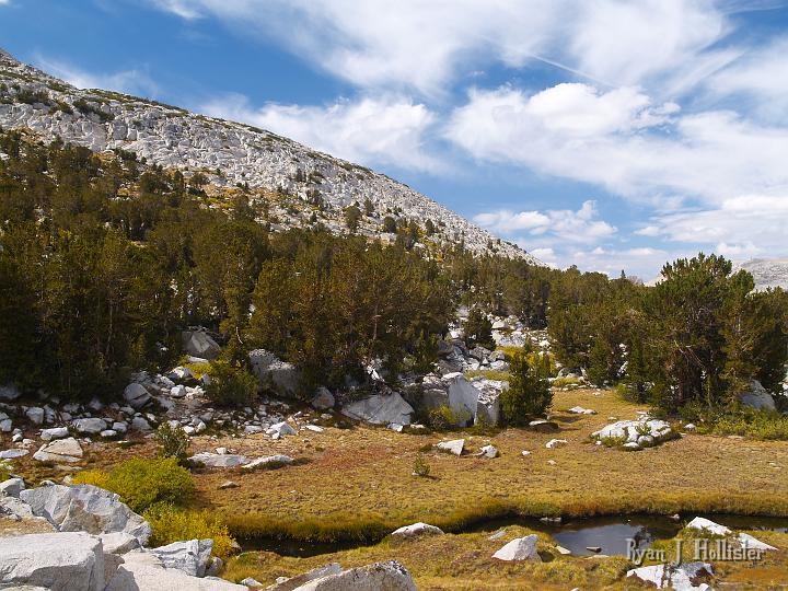 20090919_kuna_lake_0420.JPG - Nearing the lake we broke out into mini-meadows crossed by the meandering outlet stream of Kuna Lake.  Note that the rocks that now dominate the area are the Half Dome Granodiorites (Late Cretaceous ~ 87 million years old)