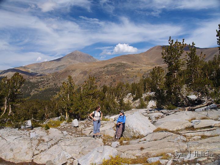 20090919_kuna_lake_0430.JPG - Laura & my mom contemplate what it must be like to hike Mt Dana (seen in the background)