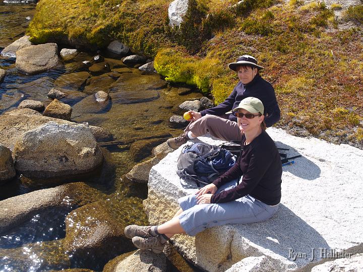 20090919_kuna_lake_0454.JPG - Laura and my mom enjoy a snack while trying to stay warm.  The winds picked-up (20-30mph gusts) and clouds blocked the sun.