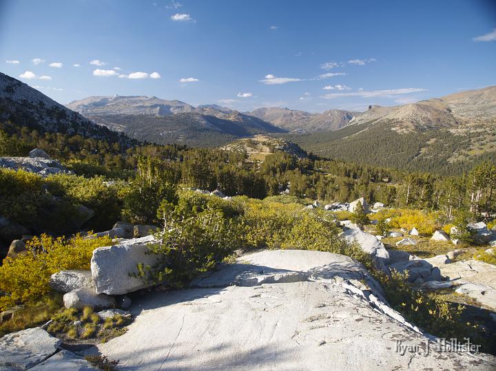 20090919_kuna_lake_0505.JPG - Great geology shot for several reasons. 1 -> Glacial Polish on granite in foreground.  2-> Amazing U-shaped valley in the distance.  3-> You can see Dana Meadow & the Gaylor Lakes basin just beyond the meadow & to the left center of the photo.