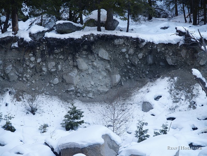 _1036246.JPG - Hmmm, that's sure an odd-looking bank of unsorted, jumbled rocky material.   Anytime you see unsorted angular chunks of broken rocks like this you can get a glacier was responsiple for its creation.