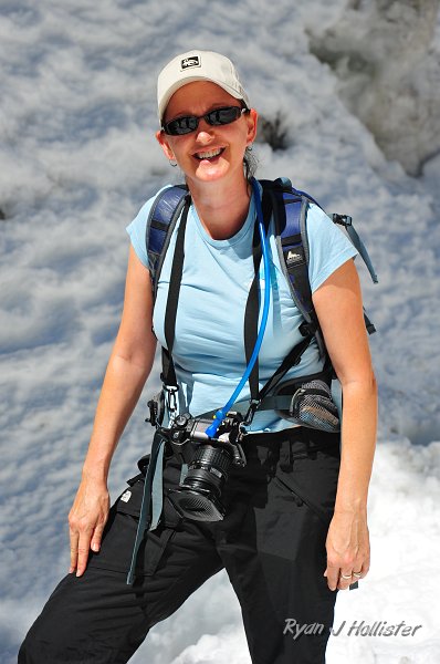 RJH_1515.JPG - Our first adventure of our stay was a trip to Crane Flat and a lovely snowshoe up to the lookout station.  Laura was ready to go!