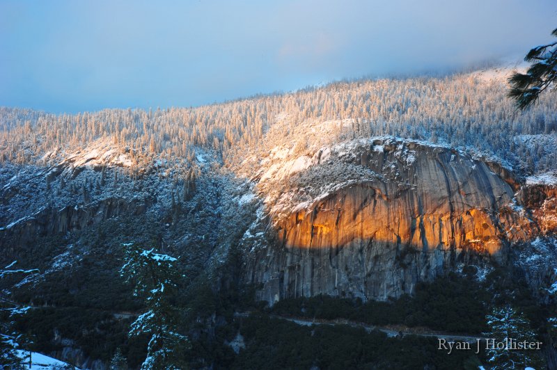 RJH_7490.JPG - While most folks were hudled around Tunnel View, I had a hunch that no light would reach the famous view and decided to drive up the road.  Near the base of Turtleback dome my hunch was rewarded with a sweet break of light!  Note the Big Oak Flat road at the base of the mountain.