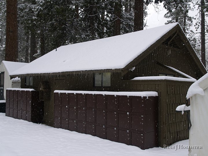 _C145910.JPG - Snow can make a bathroom pretty.