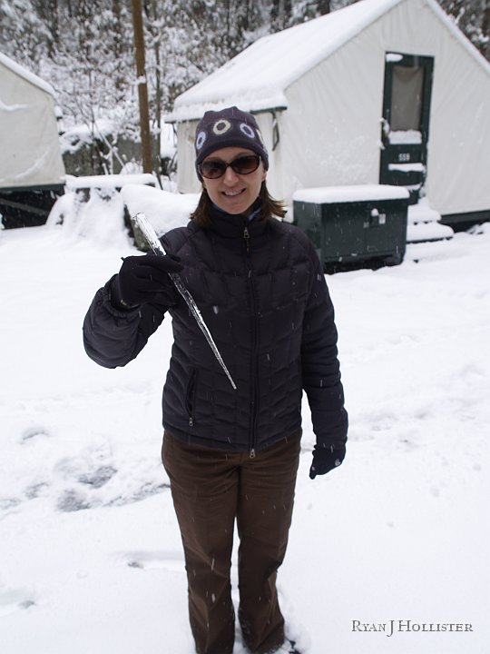 _C145913.JPG - Laura found a nice icicle. (Nicicle)
