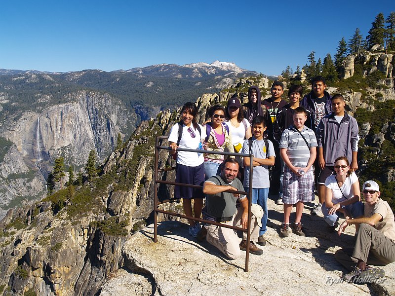 20091025_wildLink_Oct09_0395.JPG - Everyone poses with Yosemite Falls in the background.