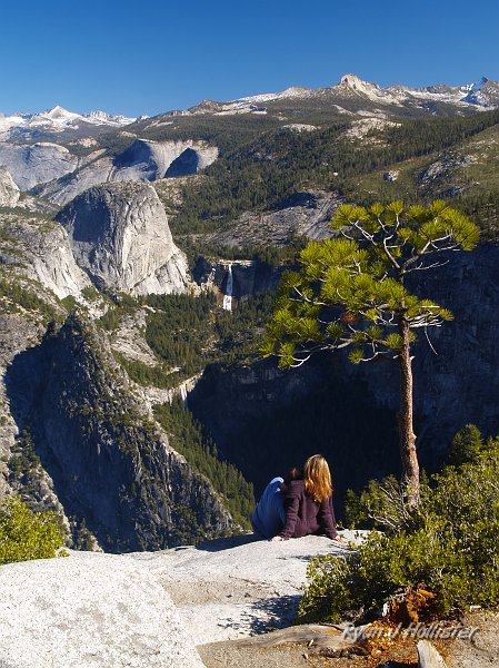 20091025_wildLink_Oct09_0427.JPG - A cute couple enjoys a nice view from atop Glacier Point.