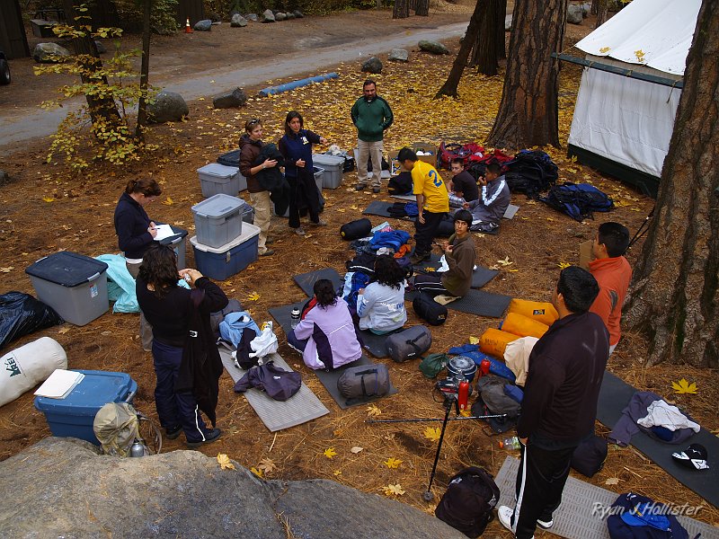 20091026_wildLink_Oct09_0335.JPG - Everyone gets prepared for the days to come.