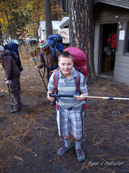 20091027_wildLink_Oct09_0248.JPG - Aaron find a trekking pole.