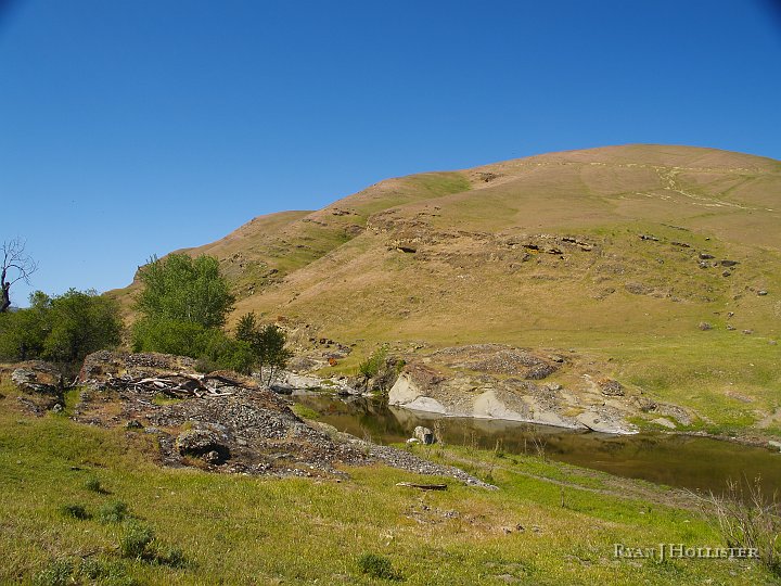 _4027624.JPG - This is where the trip got really interesting for me.  Huge conglomorate layers.
