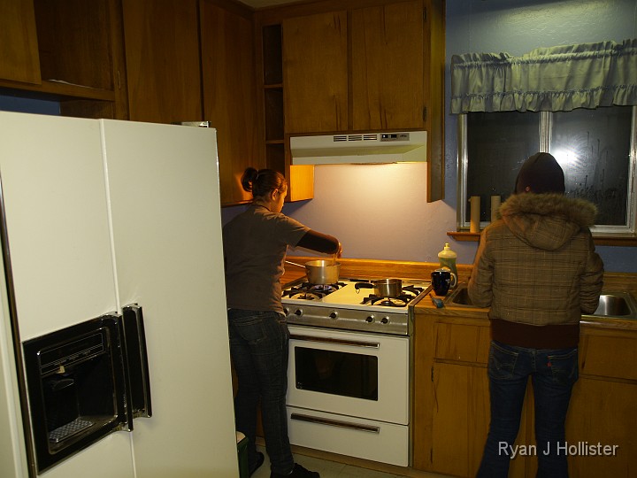 _B085513.JPG - Jasmine & Kaitlin on the soup/beans/rice duty.