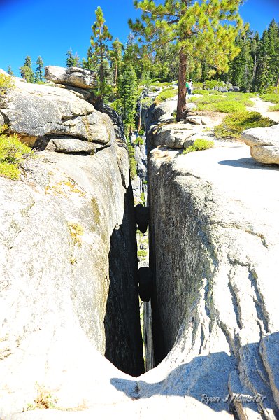 RJH_5295.JPG - The best fissures... surprised no one has fished-out the rocks yet.