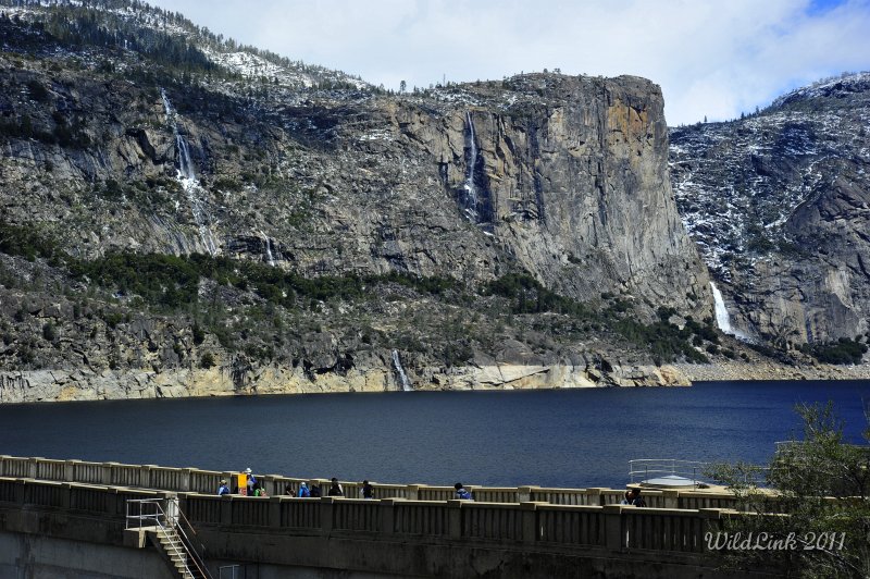 _RJH9903.JPG - The kids head out across the dam to the trail.