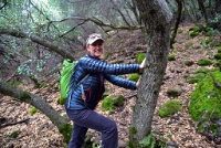 Laura communes with an oak tree. : Geology Trip, Jamestown, MJC Geology, latite, southern motherlode, table mountain, vernal pool