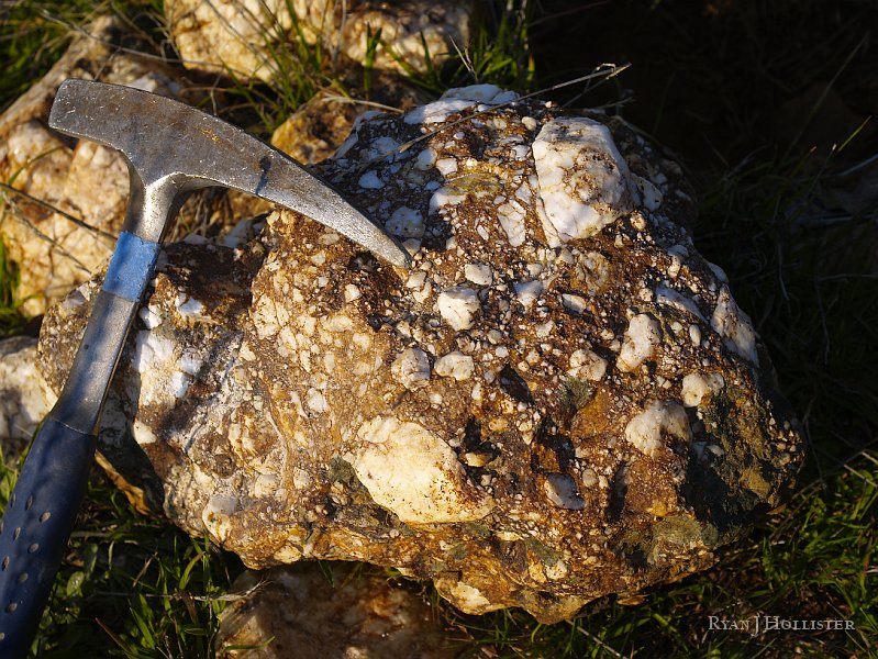 _1316511.JPG - Check it out:  a quartz breccia.  I suspect this is slag from the mining that was going on in the area.