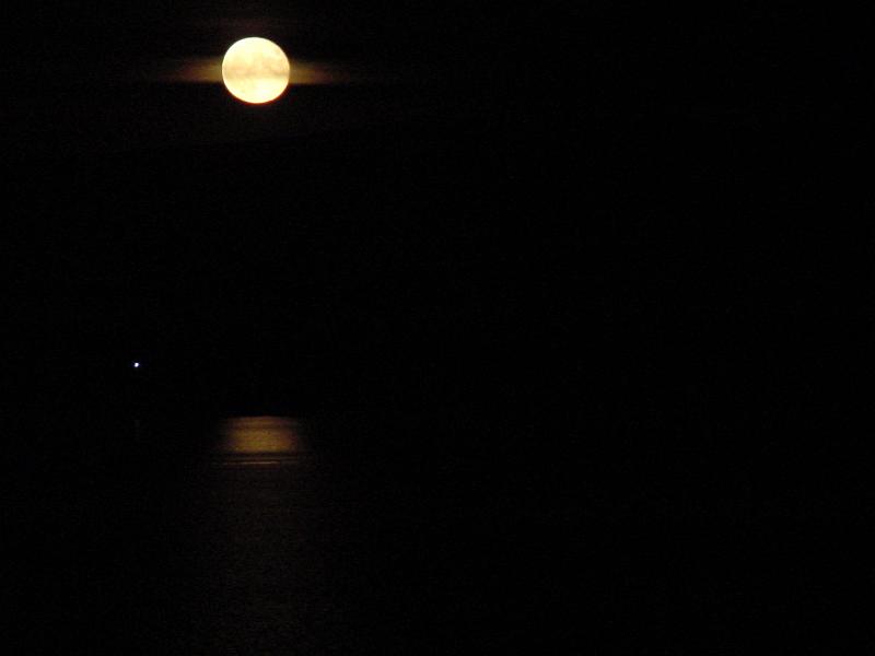 DSC00223.JPG - Moonrise over the Columbia River. Not bad considering I had no tripod.