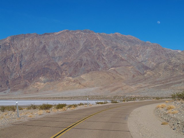 _2170750.JPG - Mormon Pt turtleback detachment fault.   The Panamint mtns used to sit atop this metamorphic rock a mere 2 to 4 mya.