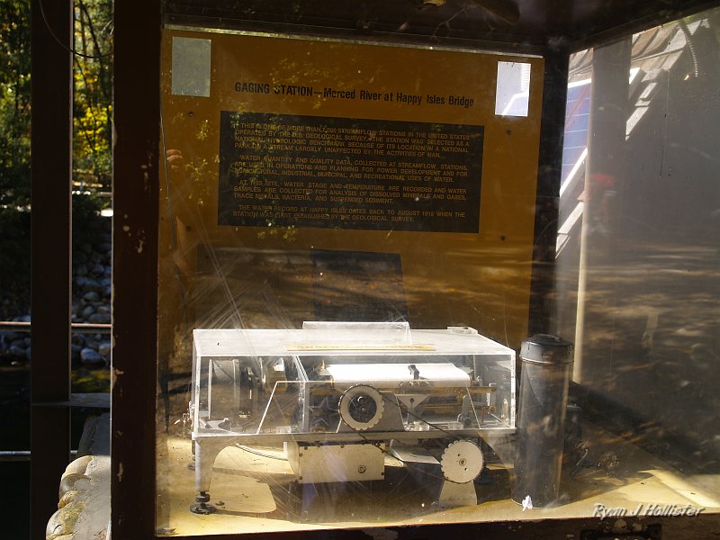 20091030_WildLink_PickUp_0546.JPG - The Merced river gauging station which produces hydrographs that be seen here: