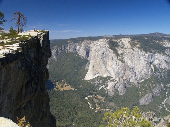 _9214998.JPG - Taft Point on the left, El Capitan on the right and 2500' of air below!