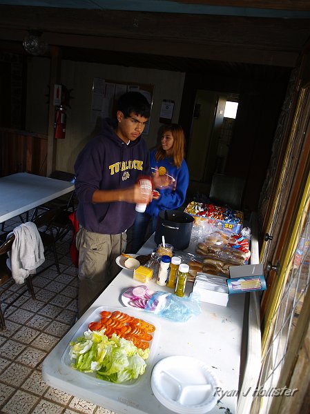 pacheco_120509_1066.JPG - Lunch!  Curtis gave us a feast of hotdogs, hamburgers & homemade chili that was yummy!